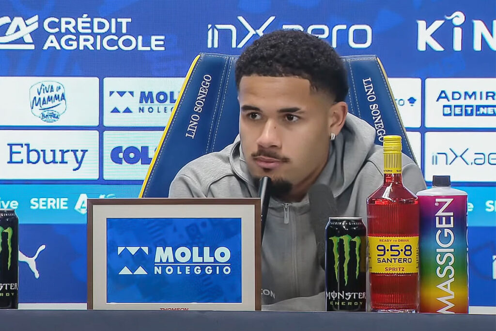 Simon Sohm in conferenza stampa al Tardini con la maglia del Parma