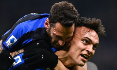 Calhanoglu e Lautaro Martinez si abbracciano dopo un gol segnato con la maglia dell’Inter