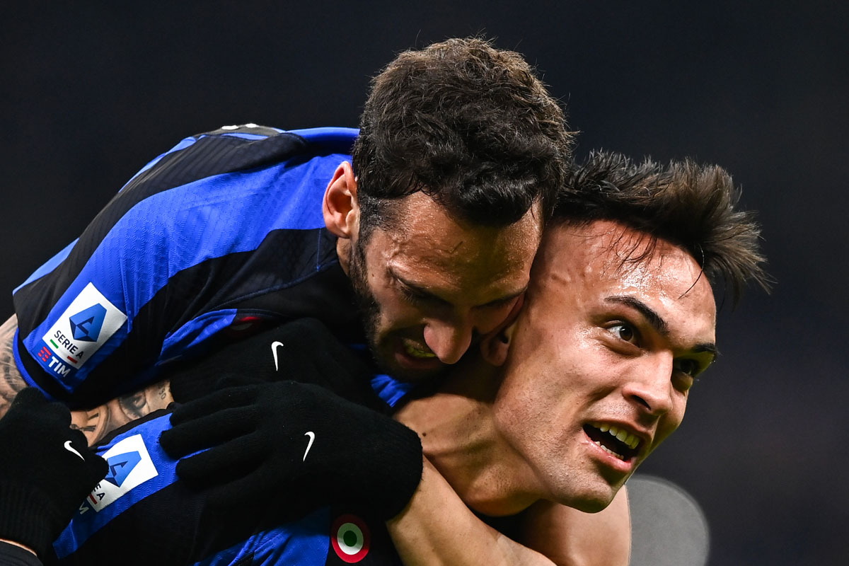 Calhanoglu e Lautaro Martinez si abbracciano dopo un gol segnato con la maglia dell’Inter