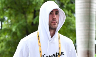 Dušan Vlahović cammina con la felpa e il cappuccio durante una pausa al Mondiale per Club con la Juventus