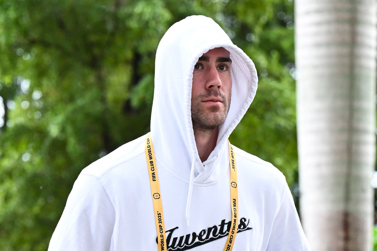 Dušan Vlahović cammina con la felpa e il cappuccio durante una pausa al Mondiale per Club con la Juventus