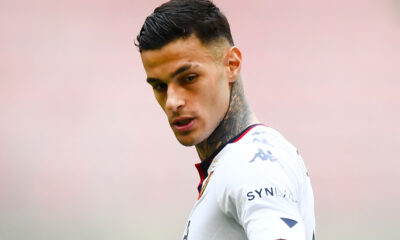 Gianluca Scamacca con la divisa del Genoa durante una partita di Serie A