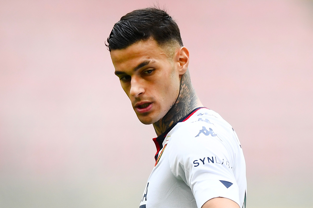 Gianluca Scamacca con la divisa del Genoa durante una partita di Serie A