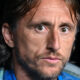 Luka Modrić con sguardo intenso e ravvicinato in panchina durante una delle sue ultime presenze con il Real Madrid