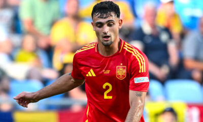 Marc Pubill guarda il pallone tra i piedi durante un’azione con la maglia della Spagna