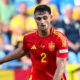 Marc Pubill guarda il pallone tra i piedi durante un’azione con la maglia della Spagna