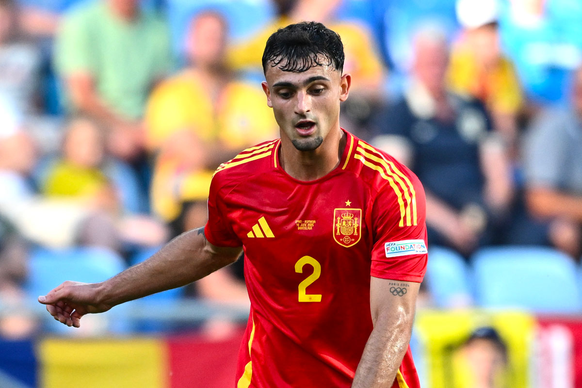 Marc Pubill guarda il pallone tra i piedi durante un’azione con la maglia della Spagna