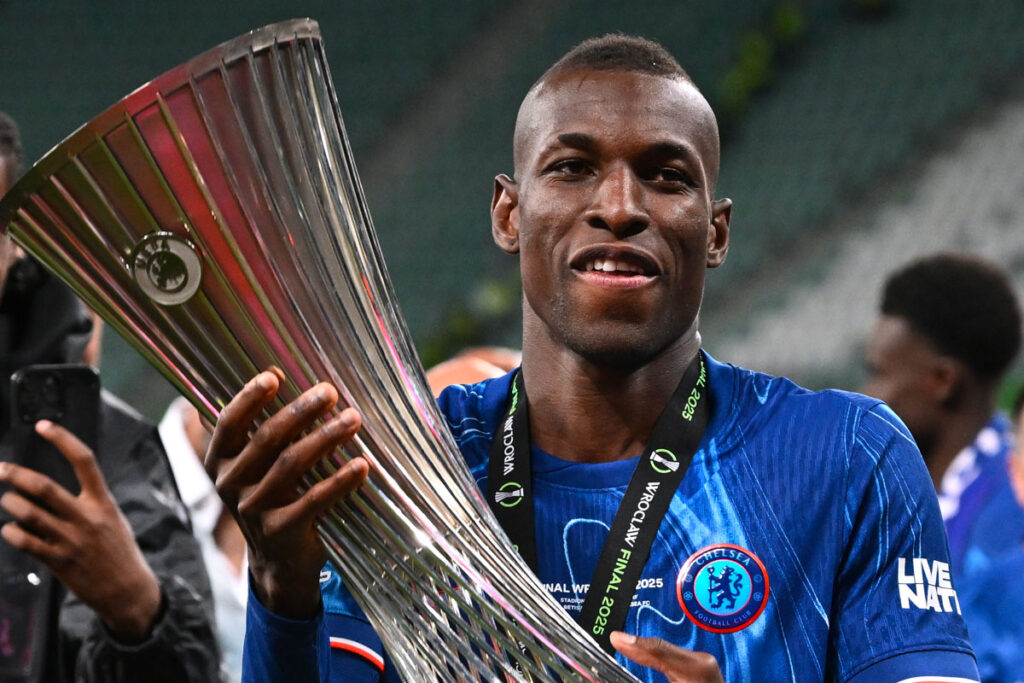 Nicolas Jackson in posa mentre festeggia con il trofeo della Conference League vinto dal Chelsea