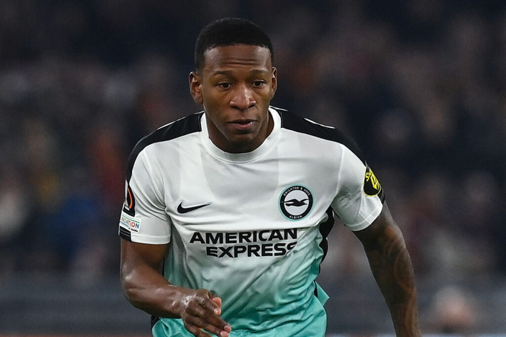 Pervis Estupiñán con la maglia del Brighton durante una partita di Europa League