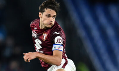 Samuele Ricci compie un gesto atletico in campo con la maglia del Torino durante una gara di Serie A