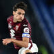 Samuele Ricci compie un gesto atletico in campo con la maglia del Torino durante una gara di Serie A