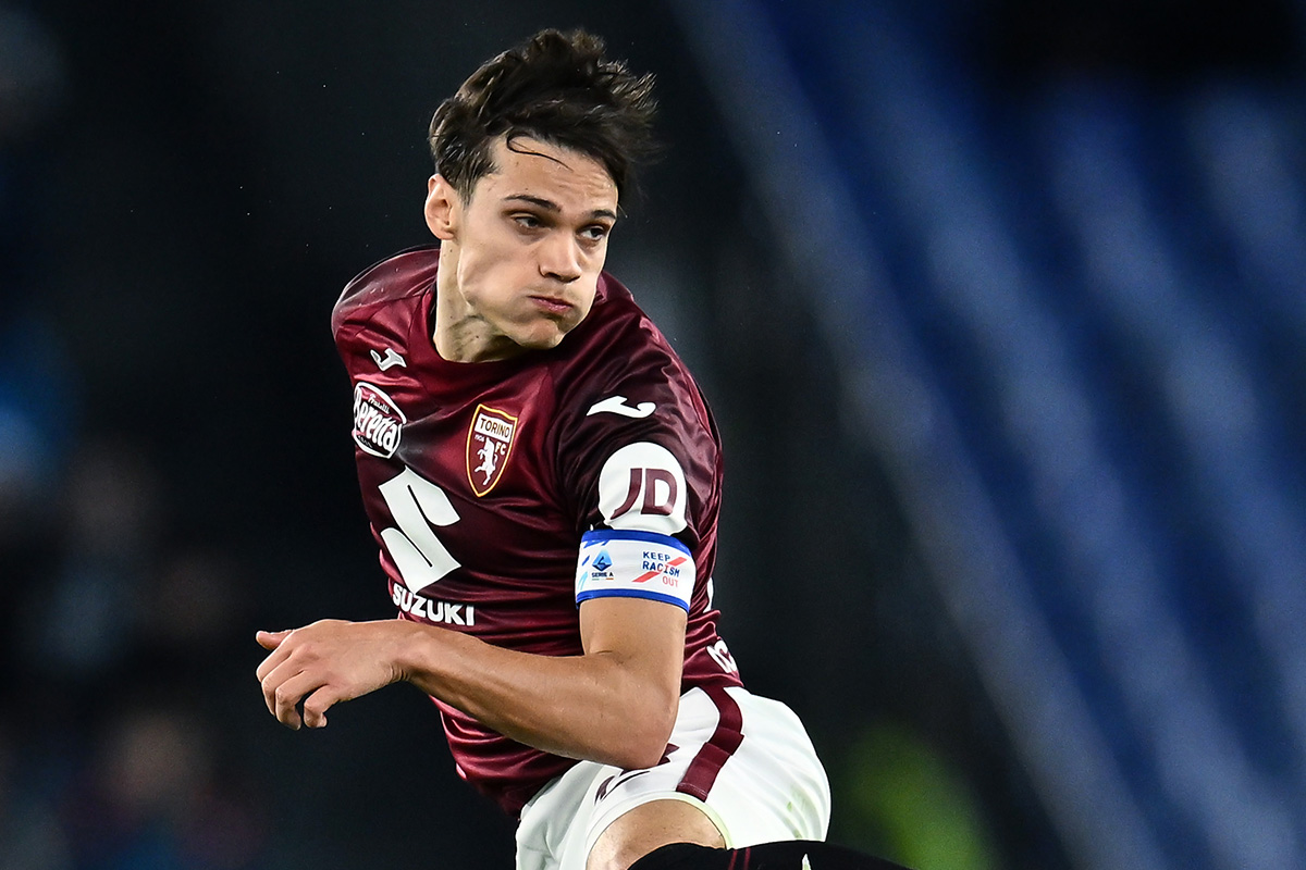 Samuele Ricci compie un gesto atletico in campo con la maglia del Torino durante una gara di Serie A