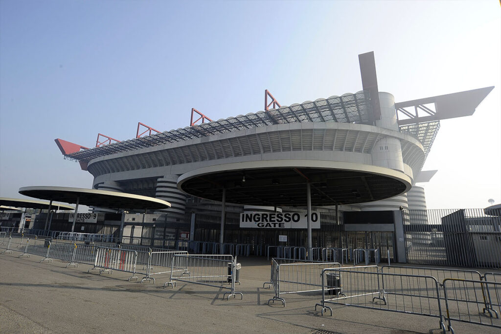 Esterno dello stadio San Siro con piazzale vuoto in una giornata di sole