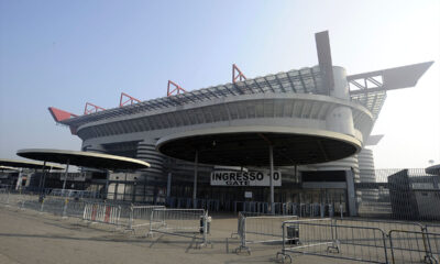 Esterno dello stadio San Siro con piazzale vuoto in una giornata di sole