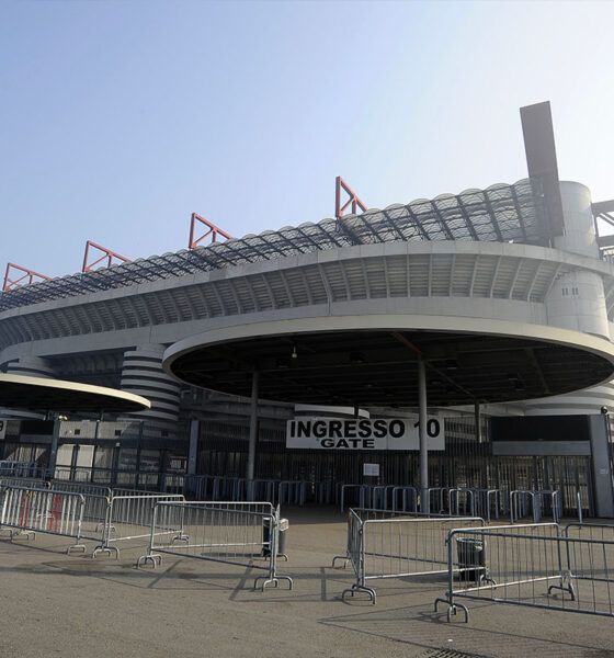 Esterno dello stadio San Siro con piazzale vuoto in una giornata di sole