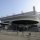 Esterno dello stadio San Siro con piazzale vuoto in una giornata di sole