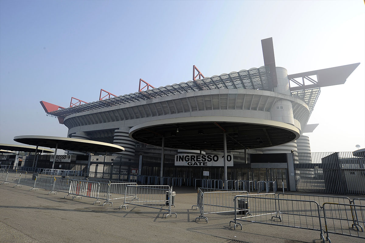 Esterno dello stadio San Siro con piazzale vuoto in una giornata di sole