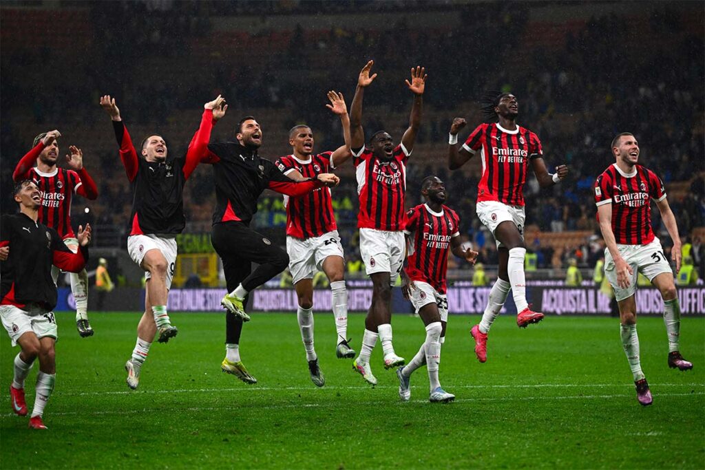Giocatori del Milan esultano sotto la Curva Sud dopo una vittoria a San Siro