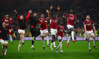 Giocatori del Milan esultano sotto la Curva Sud dopo una vittoria a San Siro