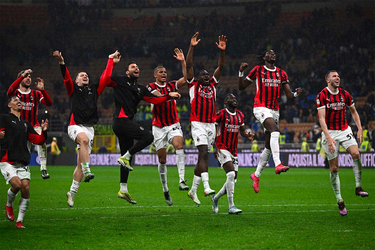 Giocatori del Milan esultano sotto la Curva Sud dopo una vittoria a San Siro
