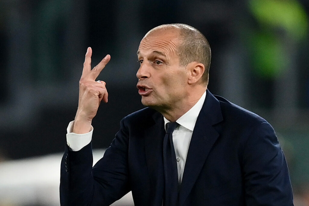 Allegri a bordocampo con la Juventus, parla con un giocatore e indica con la mano due