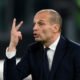 Allegri a bordocampo con la Juventus, parla con un giocatore e indica con la mano due