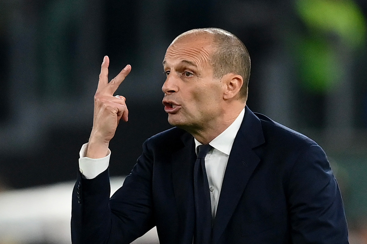 Allegri a bordocampo con la Juventus, parla con un giocatore e indica con la mano due