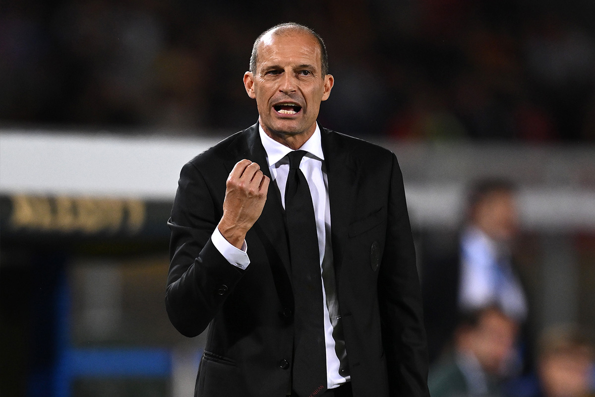 Allegri chiede spiegazioni alla squadra arbitrale durante Lecce-Milan di Serie A