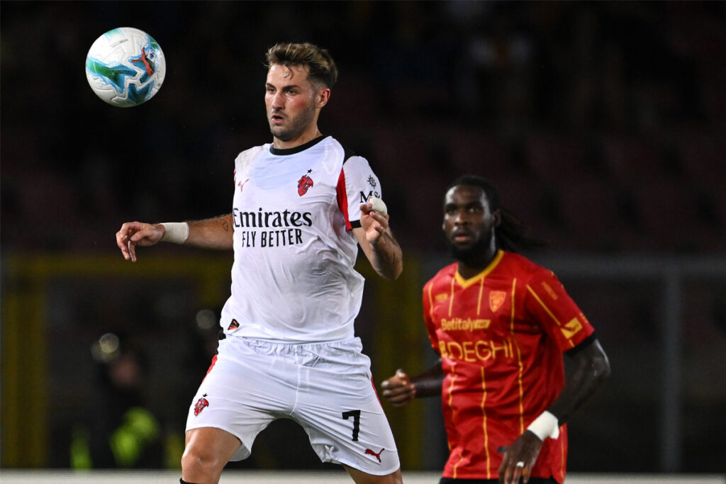 Santiago Gimenez controlla il pallone in Lecce-Milan di campionato