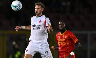 Santiago Gimenez controlla il pallone in Lecce-Milan di campionato