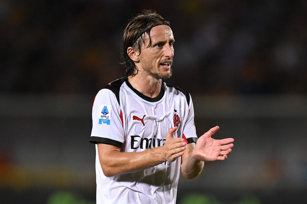Luka Modric applaude i compagni nella partita Lecce-Milan di Serie A