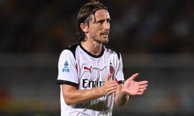 Luka Modric applaude i compagni nella partita Lecce-Milan di Serie A