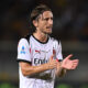 Luka Modric applaude i compagni nella partita Lecce-Milan di Serie A