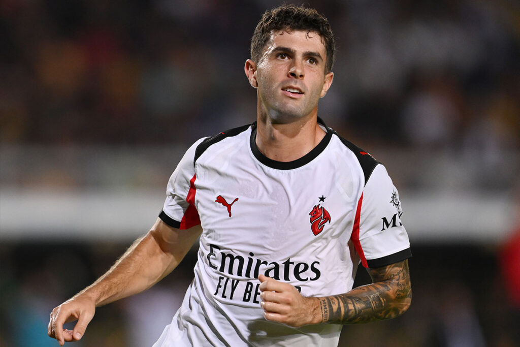 Pulisic indossa la seconda maglia del Milan 2025/26 durante Lecce-Milan di campionato