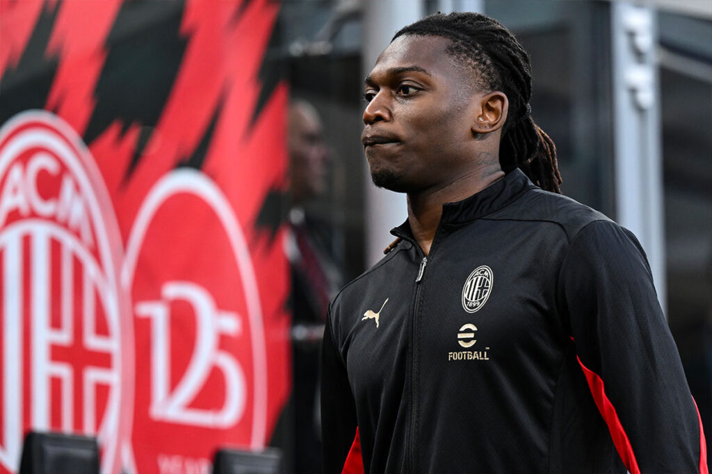 Leao Milan a bordocampo San Siro con tuta rossonera prima del match