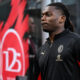 Leao Milan a bordocampo San Siro con tuta rossonera prima del match