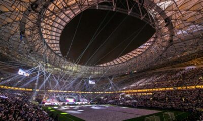 Interno dello stadio Iconico di Lusail durante light show progettato da Foster + Partners e MANICA