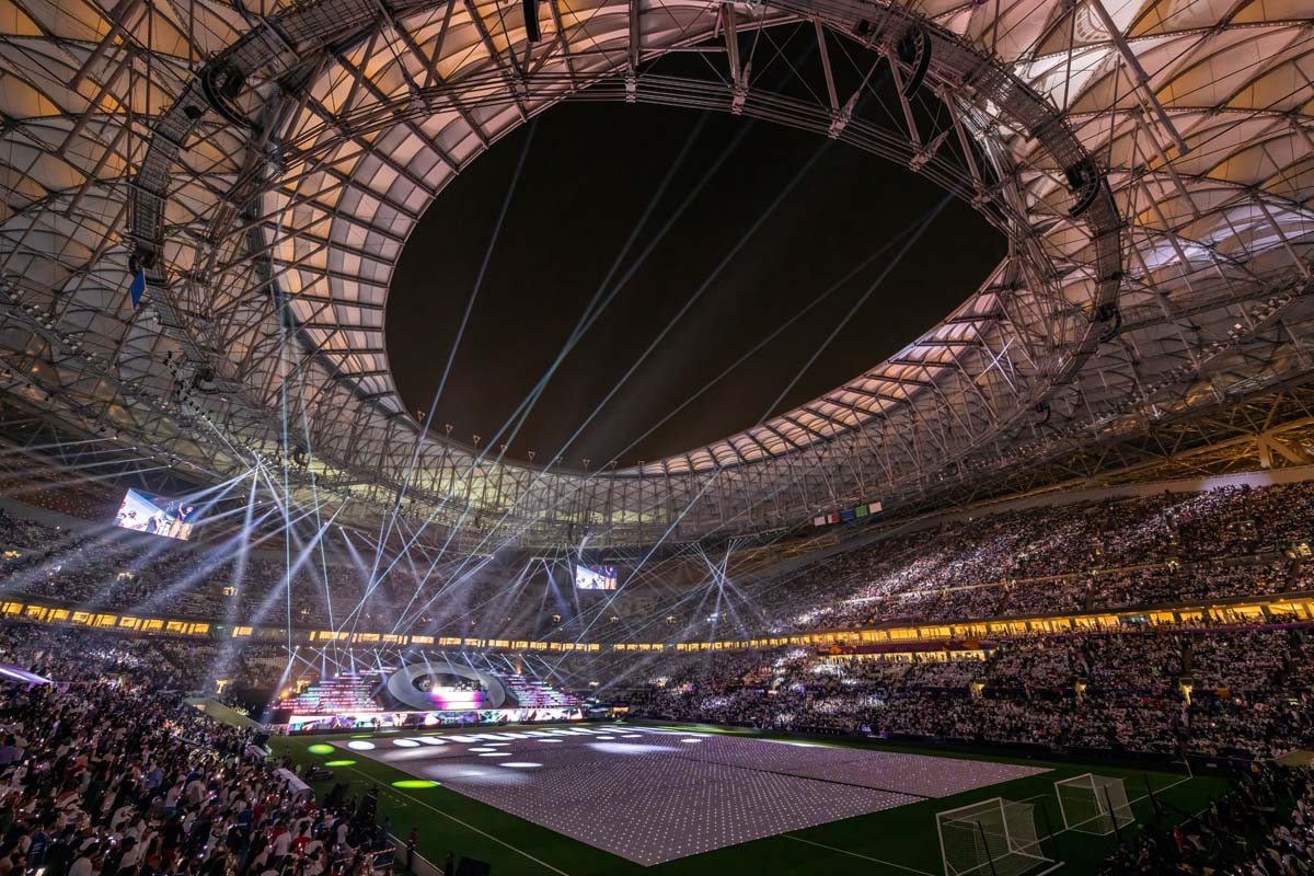 Interno dello stadio Iconico di Lusail durante light show progettato da Foster + Partners e MANICA