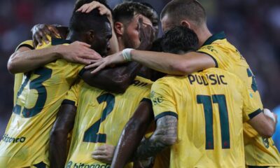 Esultanza dei calciatori del Milan a Udine dopo un gol