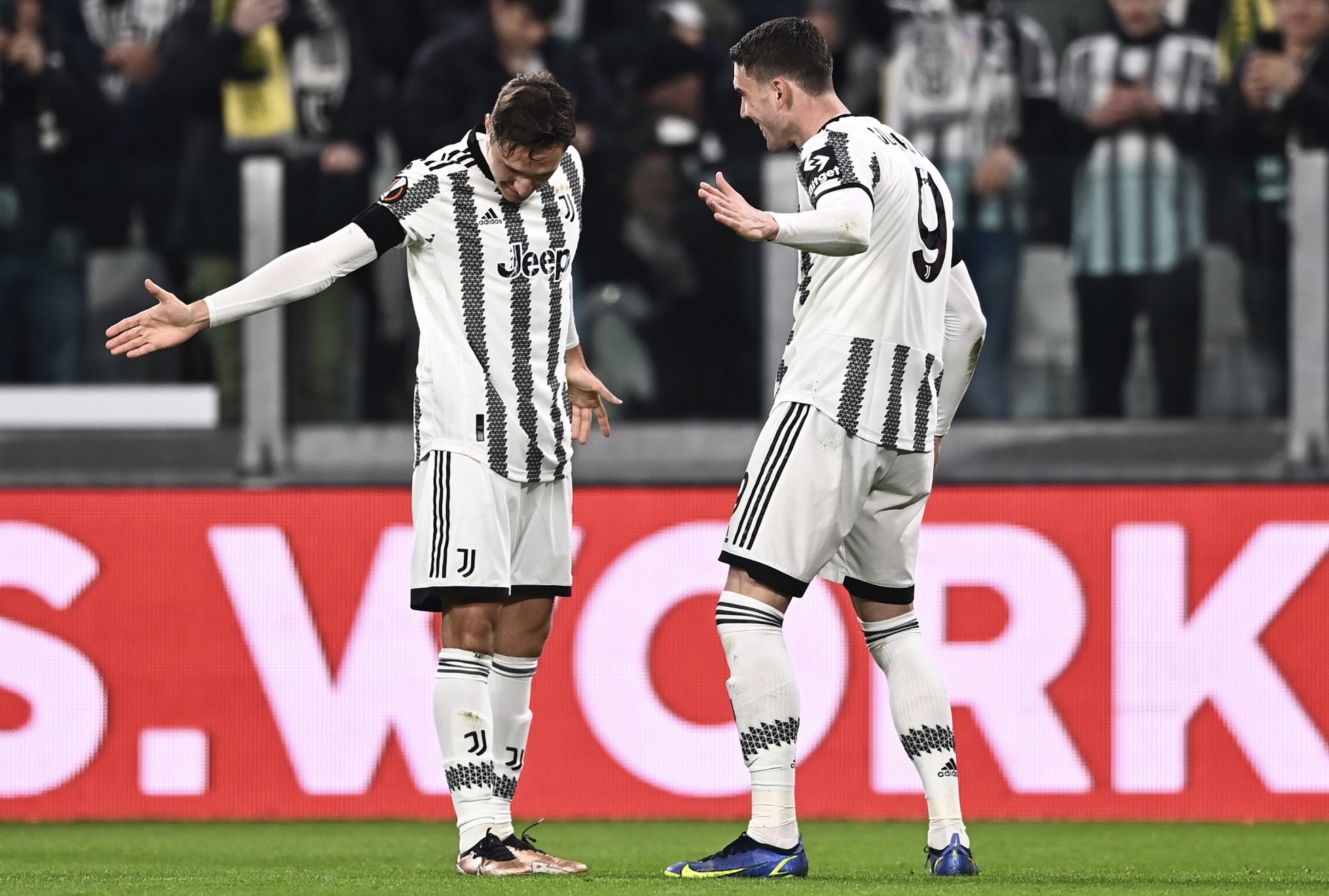 Federico Chiesa e Dusan Vlahovic in esultanza con la Juventus dopo il gol