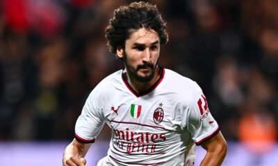 Adli in campo con la maglia bianca del Milan nella stagione 2022/2023