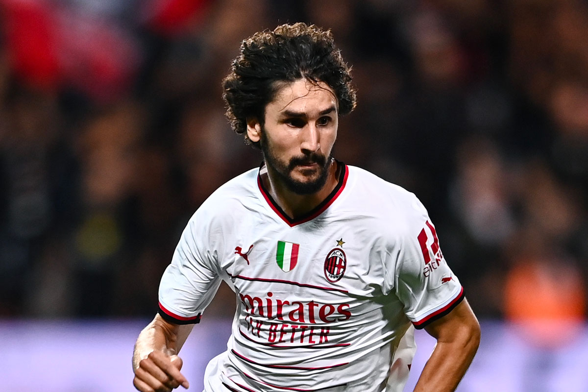 Adli in campo con la maglia bianca del Milan nella stagione 2022/2023