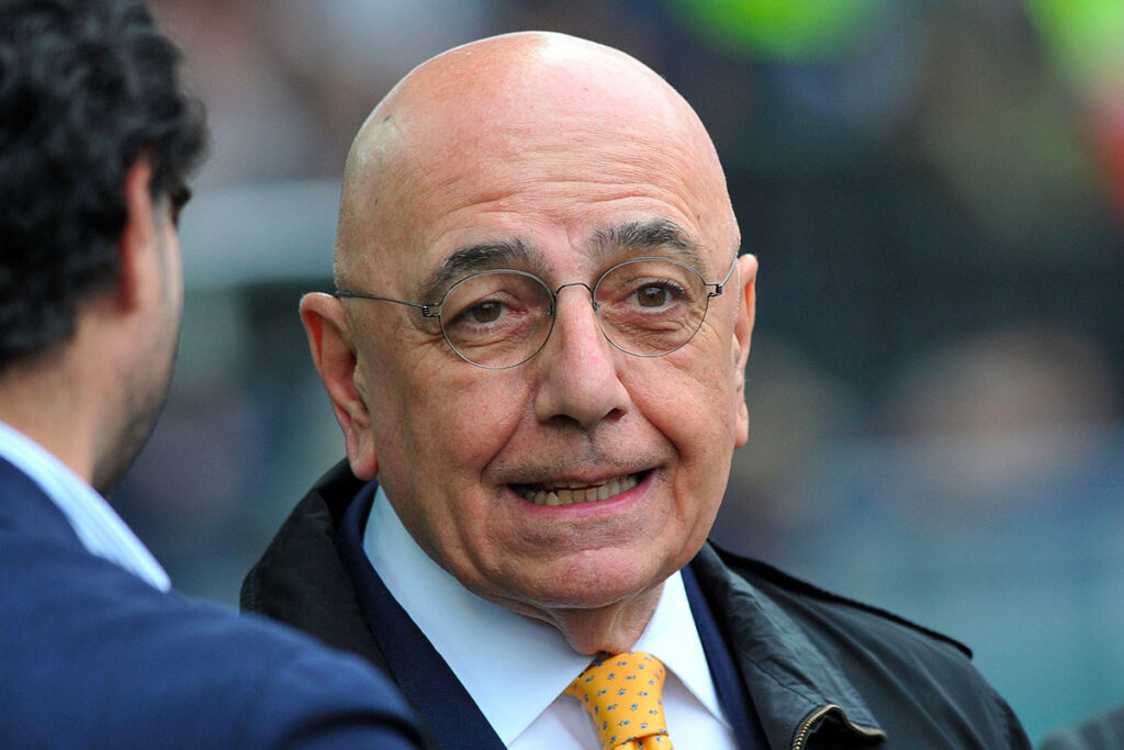 Adriano Galliani bordocampo cravatta gialla dialogo con dirigente