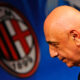Adriano Galliani di profilo in primo piano con il logo del Milan sfocato alle spalle