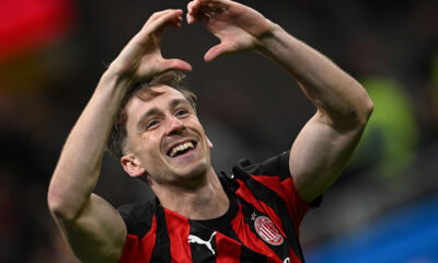 Alexis Saelemaekers del Milan fa il segno del cuore con le mani dopo il gol contro il Napoli a San Siro