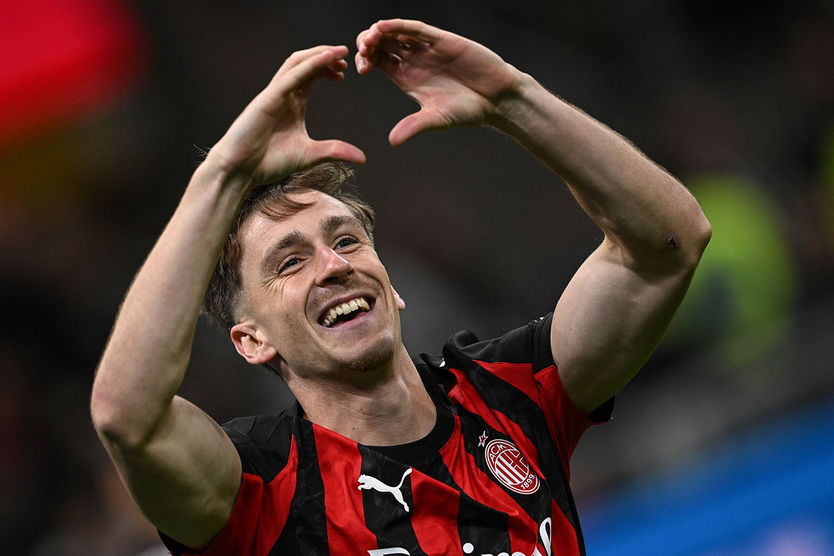 Alexis Saelemaekers del Milan fa il segno del cuore con le mani dopo il gol contro il Napoli a San Siro