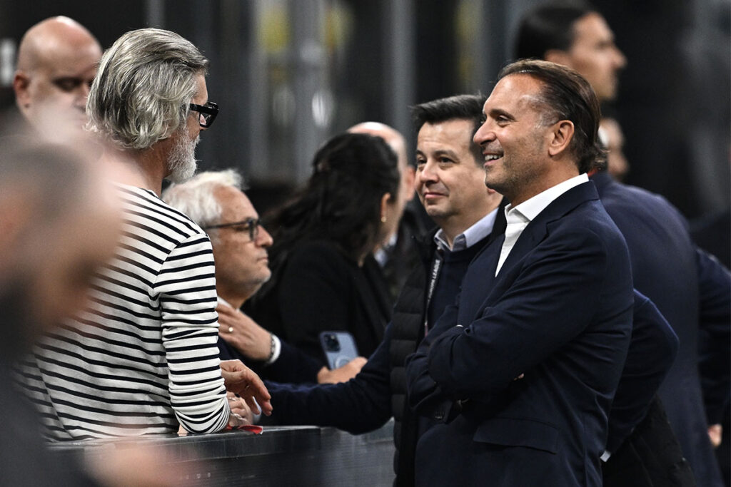 Gerry Cardinale a bordocampo a San Siro parla con ospiti del Milan