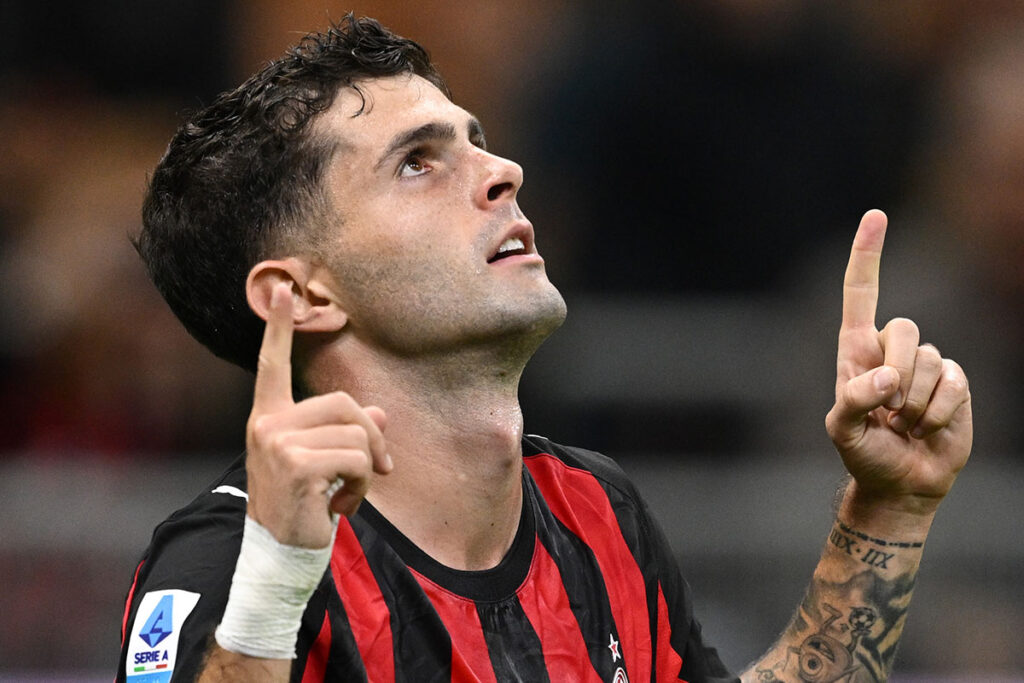 Pulisic del Milan esulta dopo il 2-0 al Napoli indicando il cielo con le dita
