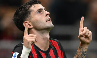Pulisic del Milan esulta dopo il 2-0 al Napoli indicando il cielo con le dita