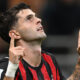 Pulisic del Milan esulta dopo il 2-0 al Napoli indicando il cielo con le dita